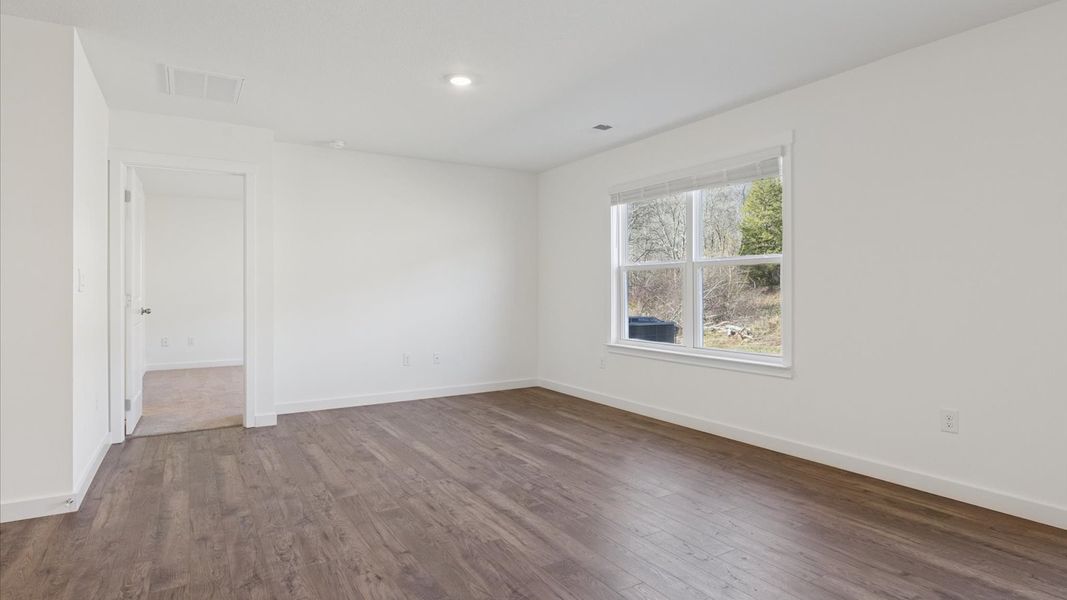 Spacious, unfurnished interior of a new home in Emory Creek, Harriman (Image 8).