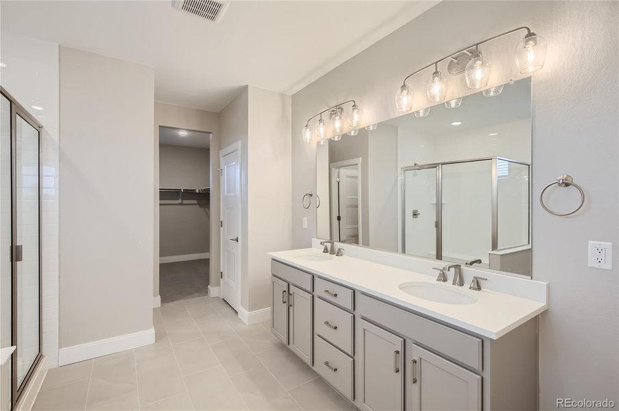 Double vanity w/quartz