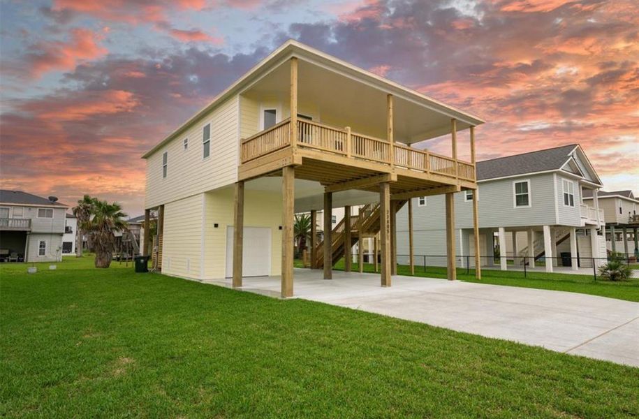 Exterior details and patio area of a home in , Galveston (Image 23).