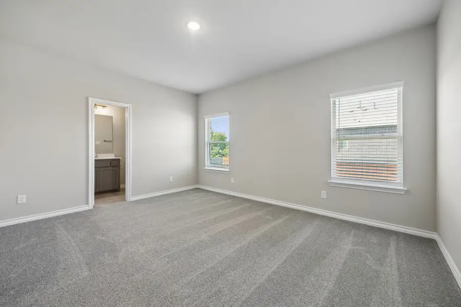 Spacious, unfurnished interior of a new home in Mayfield Farms, Arlington (Image 27).