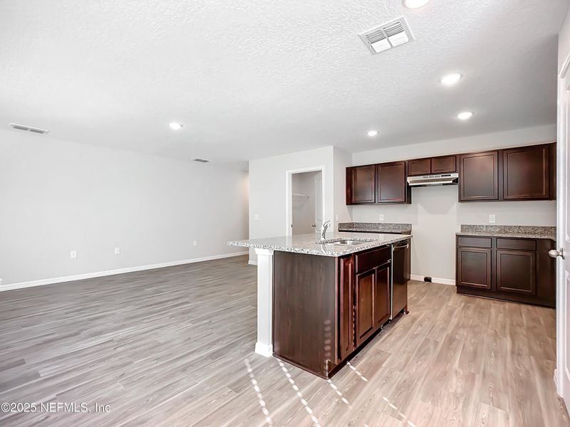 Spacious, unfurnished interior of a new home in , Jacksonville (Image 19).