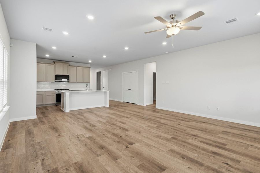 Spacious, unfurnished interior of a new home in Sunterra Lakes, Brookshire (Image 16). Spacious, unfurnished interior of a new home in Sunterra Lakes, Brookshire (Image 16).