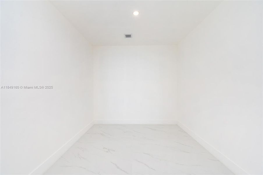 Spacious, unfurnished interior of a new home in Aria Reserve, Miami (Image 9).