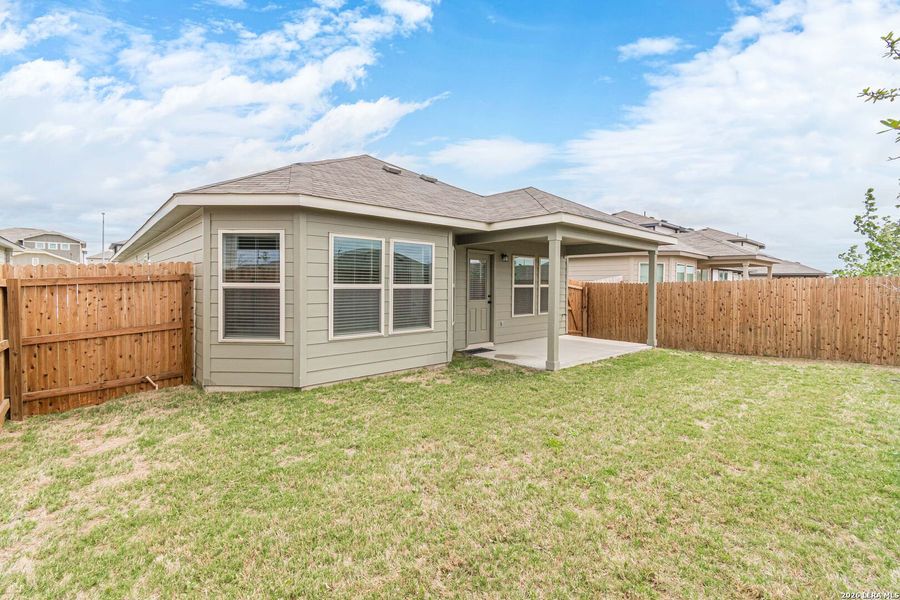 Exterior details and patio area of a home in Willow Point, San Antonio (Image 26).