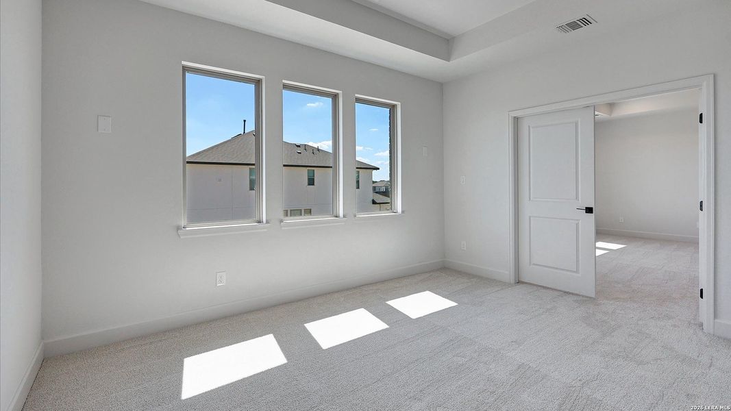 Spacious, unfurnished interior of a new home in Haby Hill, San Antonio (Image 16).