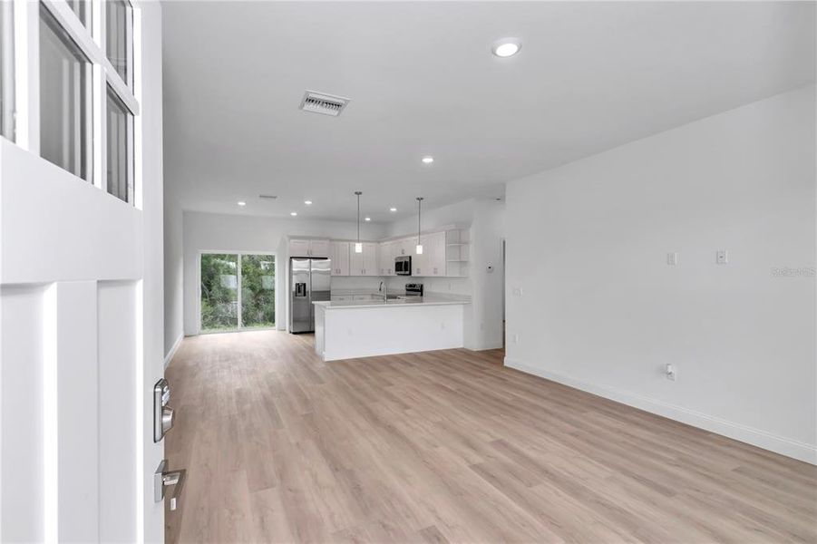 Spacious, unfurnished interior of a new home in , Ocala (Image 14).