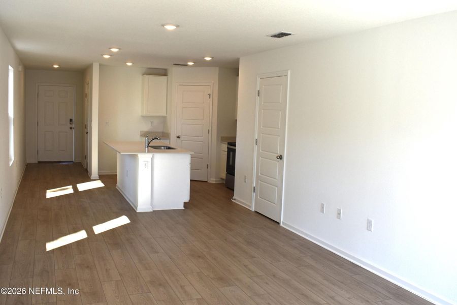 Spacious, unfurnished interior of a new home in Irongate Villas, Jacksonville (Image 23).