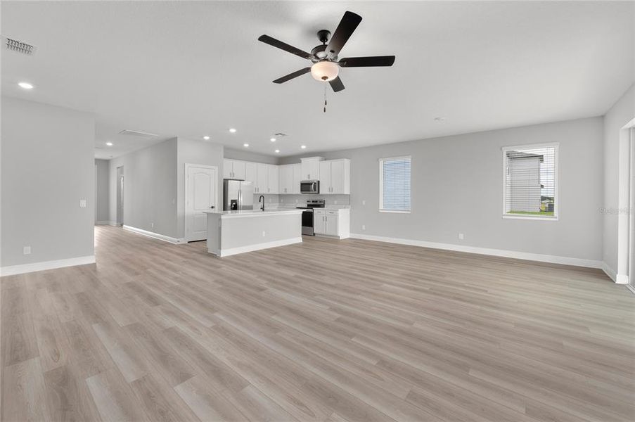 Spacious, unfurnished interior of a new home in Gum Lake Preserve, Lake Alfred (Image 15).
