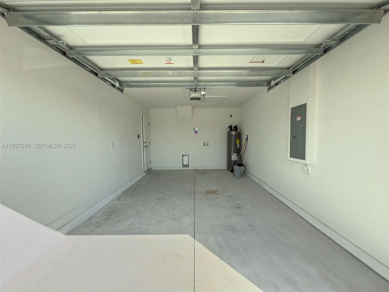 Spacious, unfurnished interior of a new home in , Lehigh Acres (Image 29).