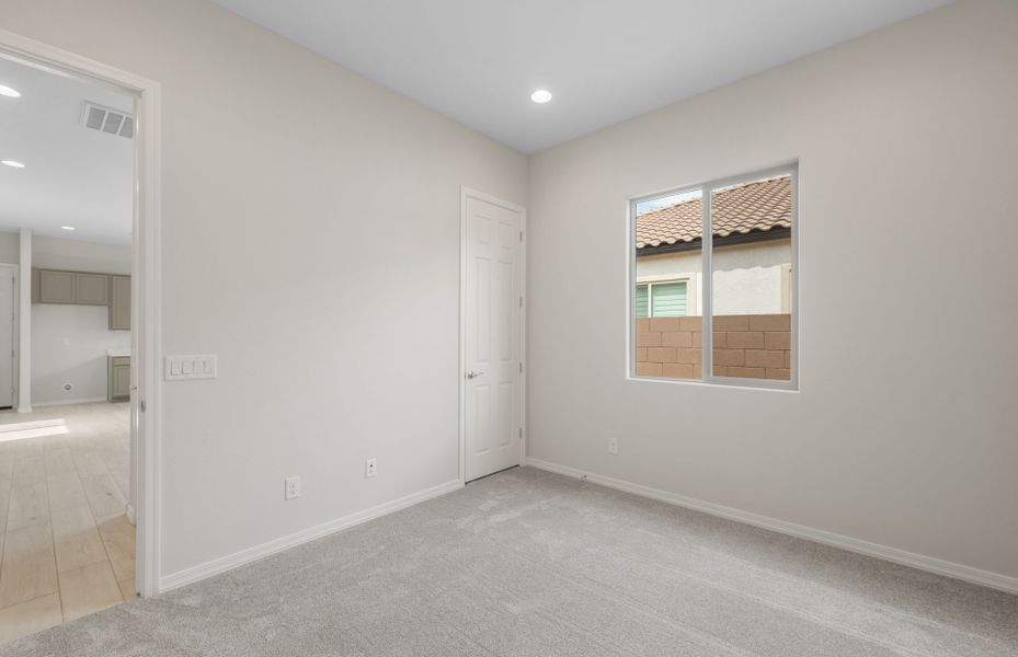 Spacious, unfurnished interior of a new home in Artisan at Asante, Surprise (Image 28).