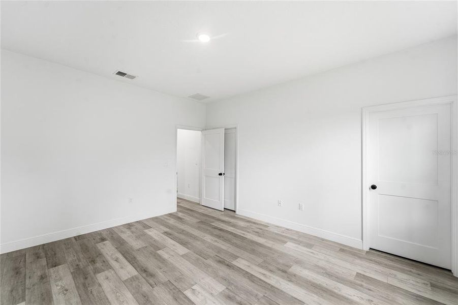 Spacious, unfurnished interior of a new home in , Ocala (Image 13).