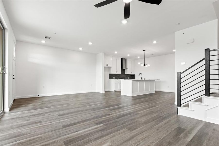 010-1232Armstrong-TheColony-TX-75056-Living.jpg-FULL