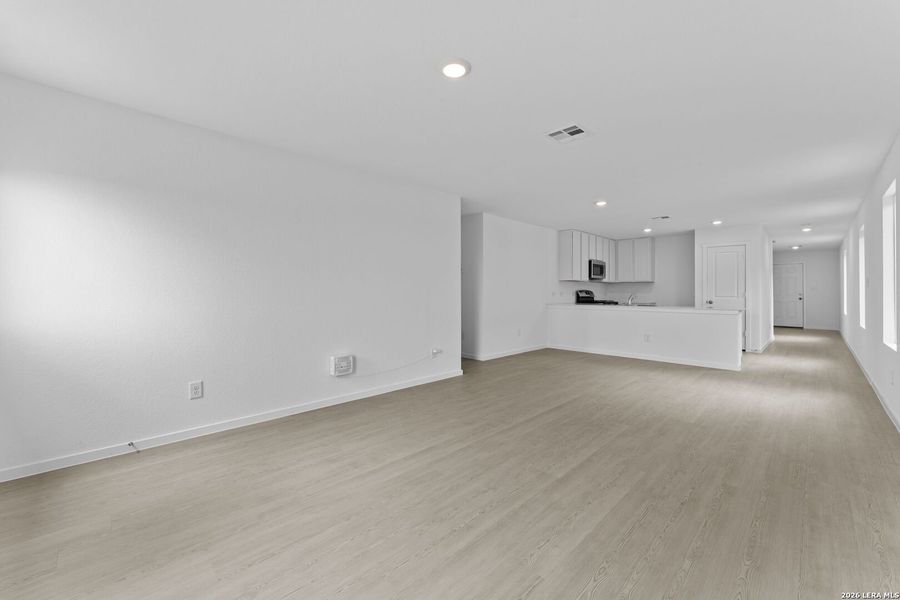 Spacious, unfurnished interior of a new home in Spring Grove, San Antonio (Image 20).