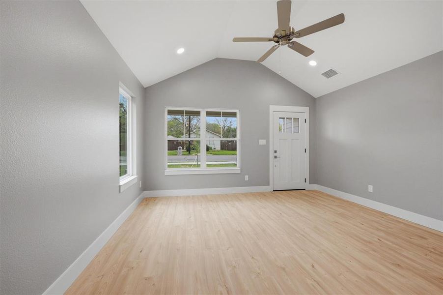 Spacious, unfurnished interior of a new home in , Sherman (Image 14).