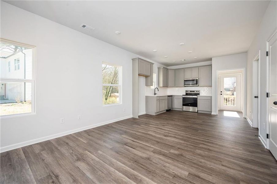 Spacious, unfurnished interior of a new home in , Atlanta (Image 14).
