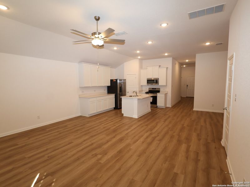 Spacious, unfurnished interior of a new home in Blue Ridge Ranch, San Antonio (Image 25).