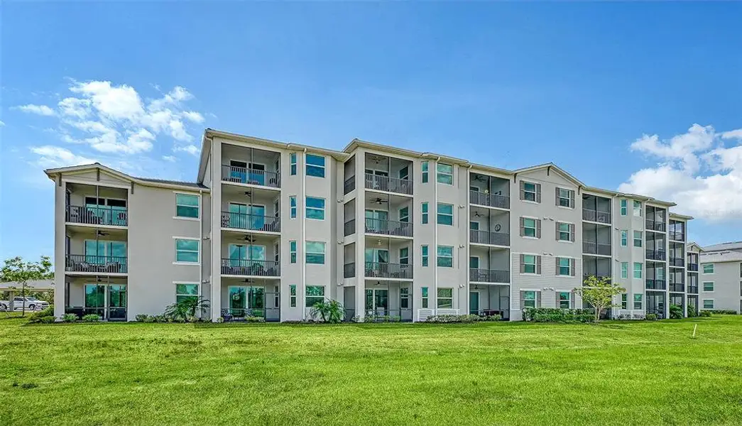 Condo located in Venice, FL showcasing its design and architecture (Image 4).