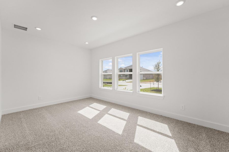 Spacious, unfurnished interior of a new home in Riverside Estates, Mont Belvieu (Image 12).