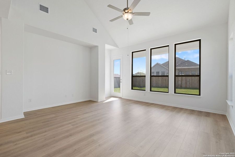 Spacious, unfurnished interior of a new home in Mayfair, New Braunfels (Image 20).