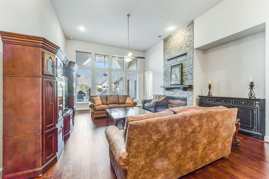 Furnished interior view inside a new home in ARTAVIA 65', Conroe (Image 31).