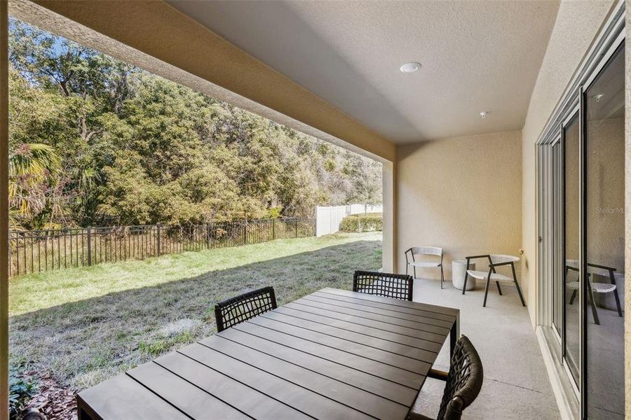 Exterior details and patio area of a home in Oak Pointe, Apopka (Image 2).