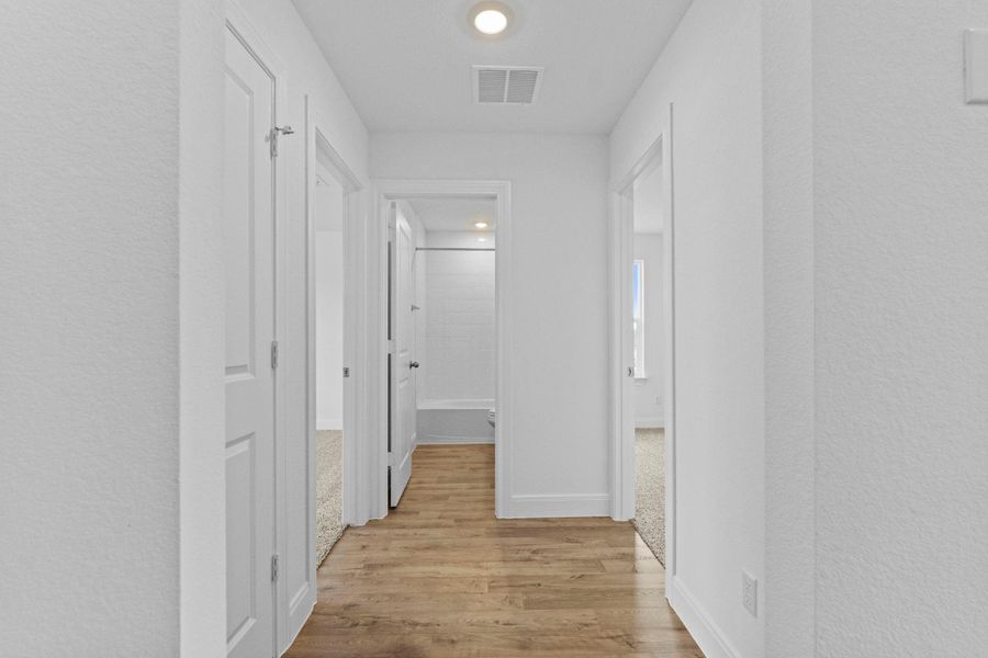 Spacious, unfurnished interior of a new home in Railhead, Cedar Creek (Image 35).
