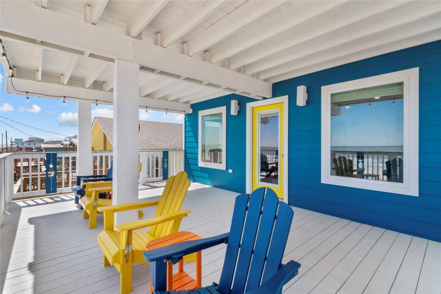 Large exterior windows to maximize BEACHFRONT views!