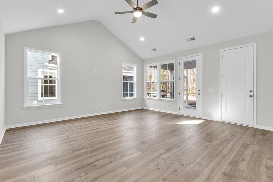 Spacious, unfurnished interior of a new home in Sweetgrass Station, Summerville (Image 18).