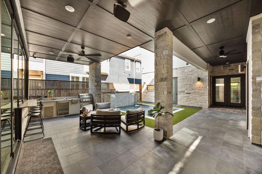 Full Summer kitchen.