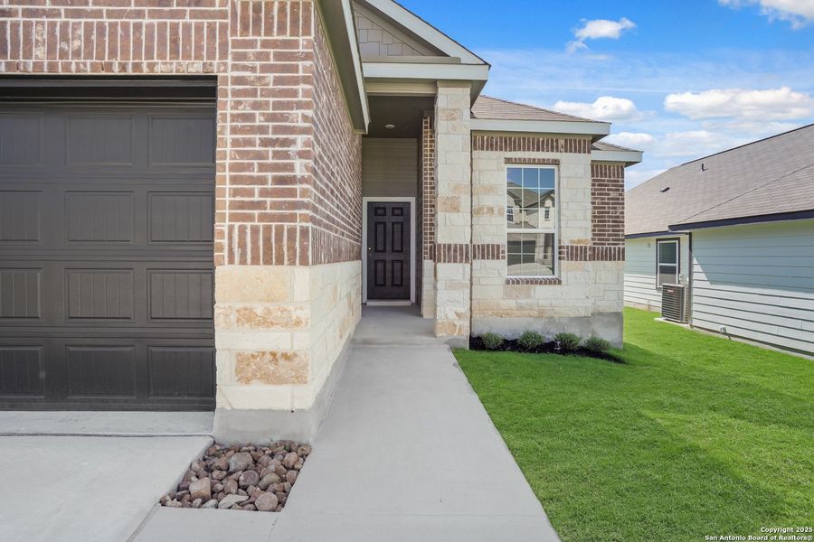 Exterior details and patio area of a home in Hunters Ranch, San Antonio (Image 3).