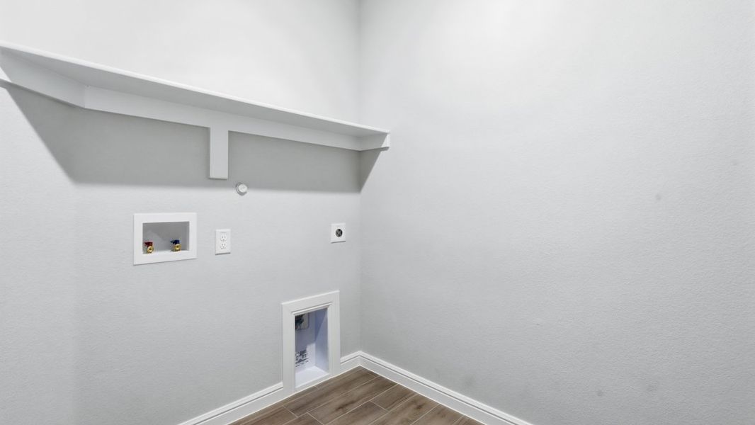 Spacious, unfurnished interior of a new home in Saratoga, Granbury (Image 20).