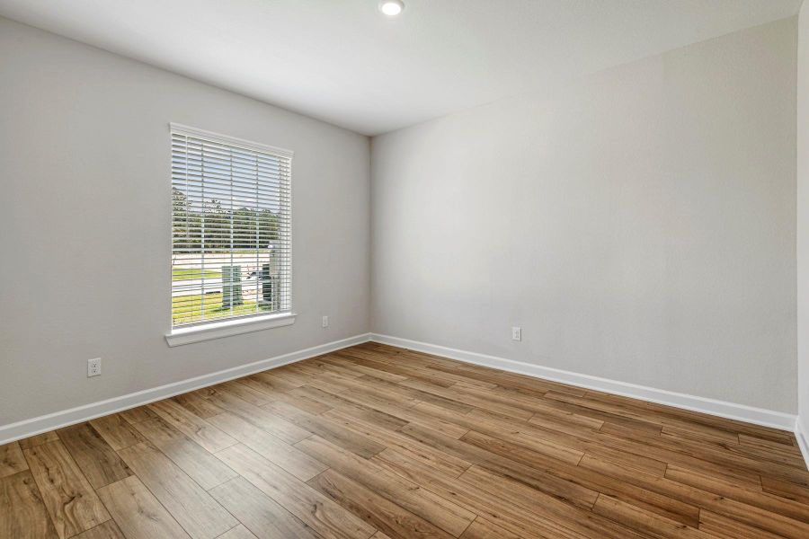 Spacious, unfurnished interior of a new home in Sweetwater Ridge, Conroe (Image 12).