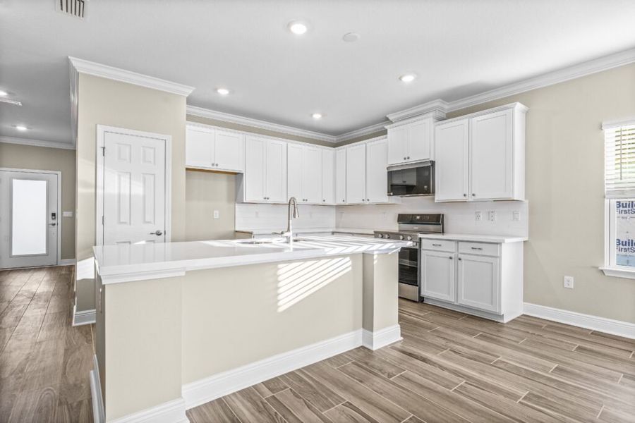 Furnished interior view inside a new home in Lake Merial, Panama City (Image 10).