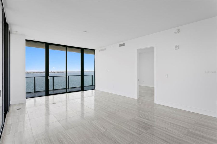 Spacious, unfurnished interior of a new home in , Tampa (Image 30).