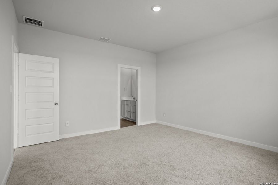 Spacious, unfurnished interior of a new home in Agave, San Antonio (Image 15).