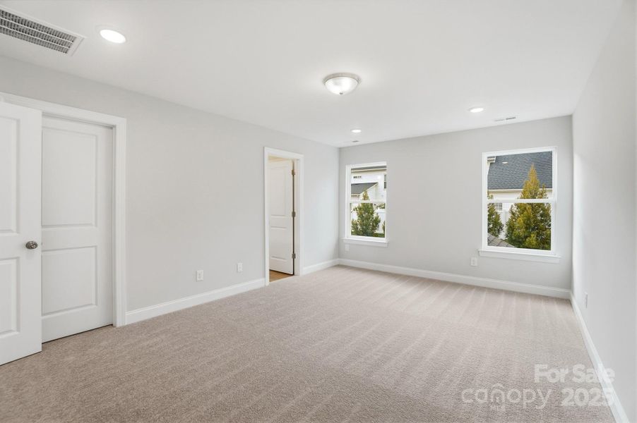 Spacious, unfurnished interior of a new home in Harrisburg Village, Harrisburg (Image 18).