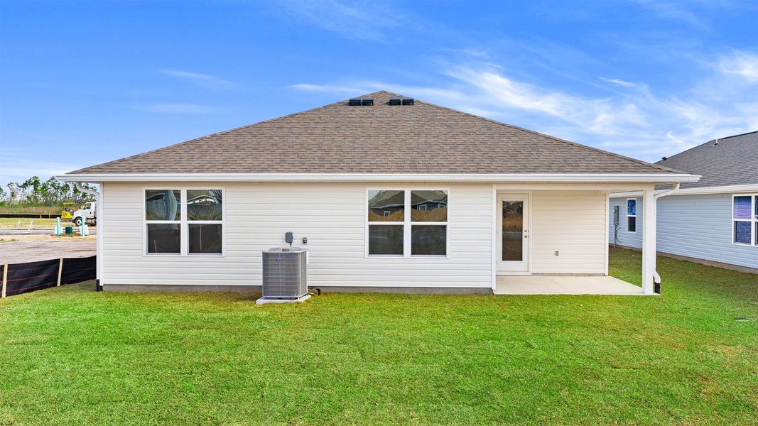 Exterior details and patio area of a home in Titus Park, Panama City (Image 4).
