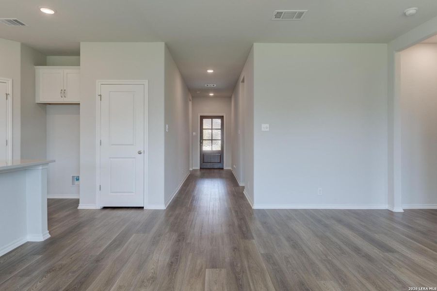 Spacious, unfurnished interior of a new home in Nopal Valley, San Antonio (Image 15).