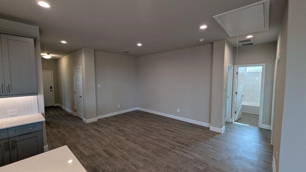 Spacious, unfurnished interior of a new home in Bella Vista, Granbury (Image 12).