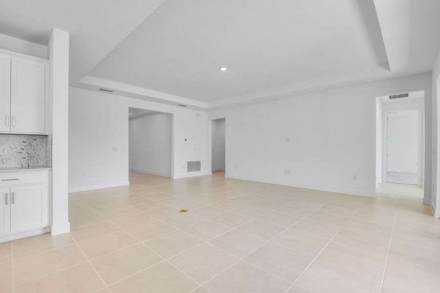Spacious, unfurnished interior of a new home in Ardisia Park, New Smyrna Beach (Image 26).