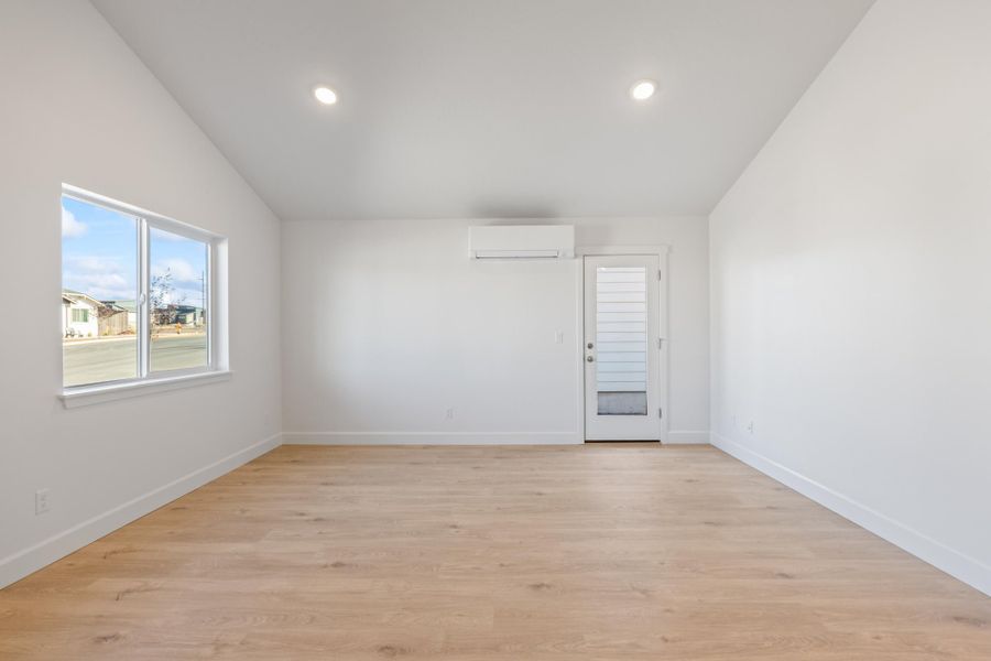 Spacious, unfurnished interior of a new home in Feather Ridge, Redmond (Image 22).