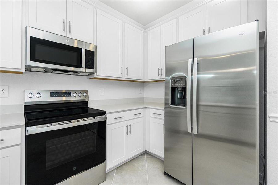 Furnished interior view inside a new home in Island Lakes at Coco Bay: Villas, Englewood (Image 8).