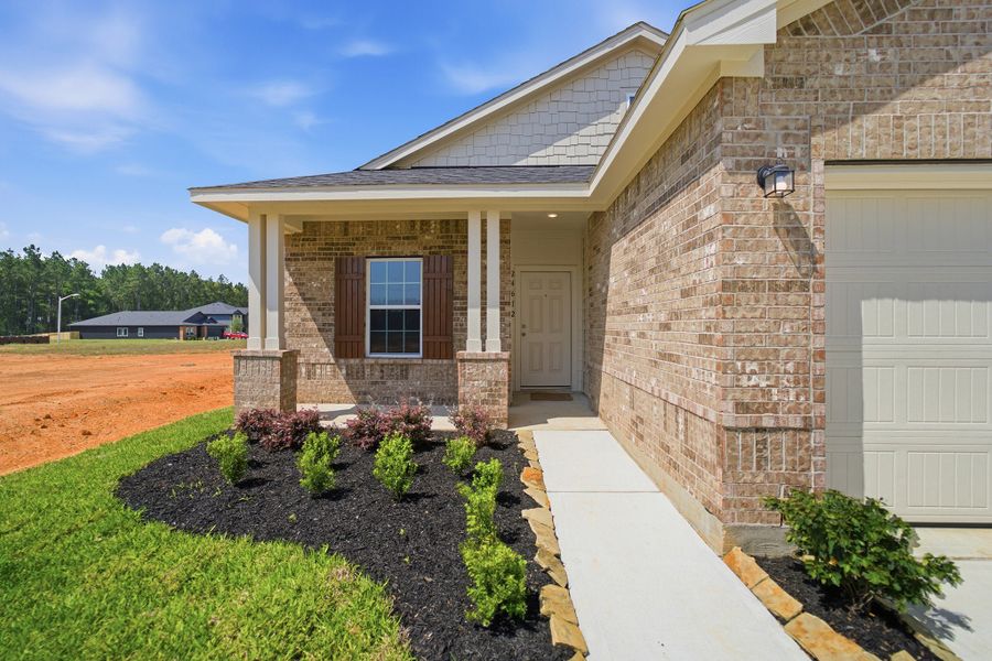 Exterior details and patio area of a home in Magnolia Springs, Montgomery (Image 3).