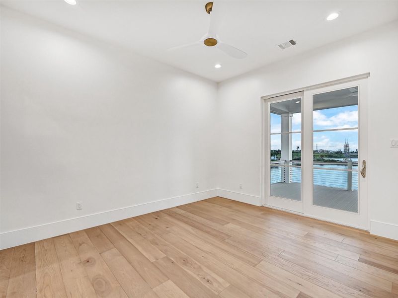 Spacious, unfurnished interior of a new home in , Galveston (Image 37).