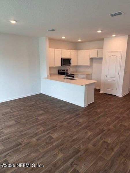 Spacious, unfurnished interior of a new home in The Landing, Middleburg (Image 43).