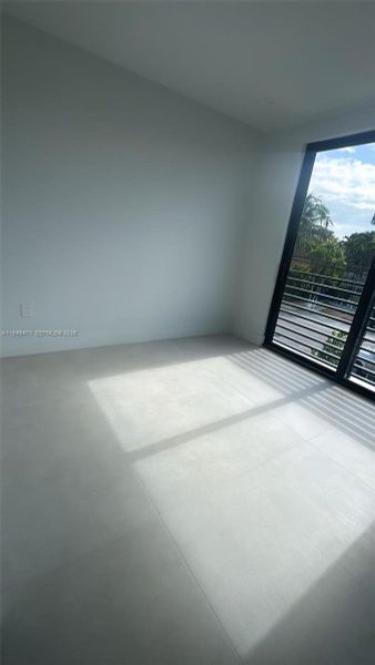 Spacious, unfurnished interior of a new home in , Miami (Image 10).