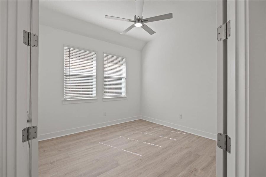 Spacious, unfurnished interior of a new home in Village at Three Oaks, Seguin (Image 23).