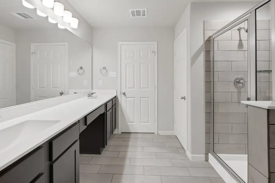 Representative furnished interior of a home built from the Floor Plan 1597 by Colina Homes in Rollingbrook Estates, Baytown (Image 11).