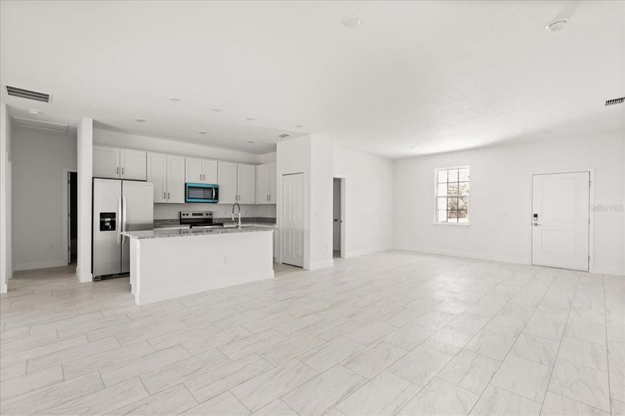Spacious, unfurnished interior of a new home in , Citrus Springs (Image 32).