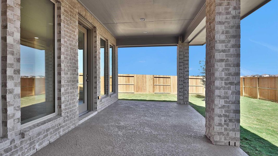 Exterior details and patio area of a home in Valencia 50', Manvel (Image 3).